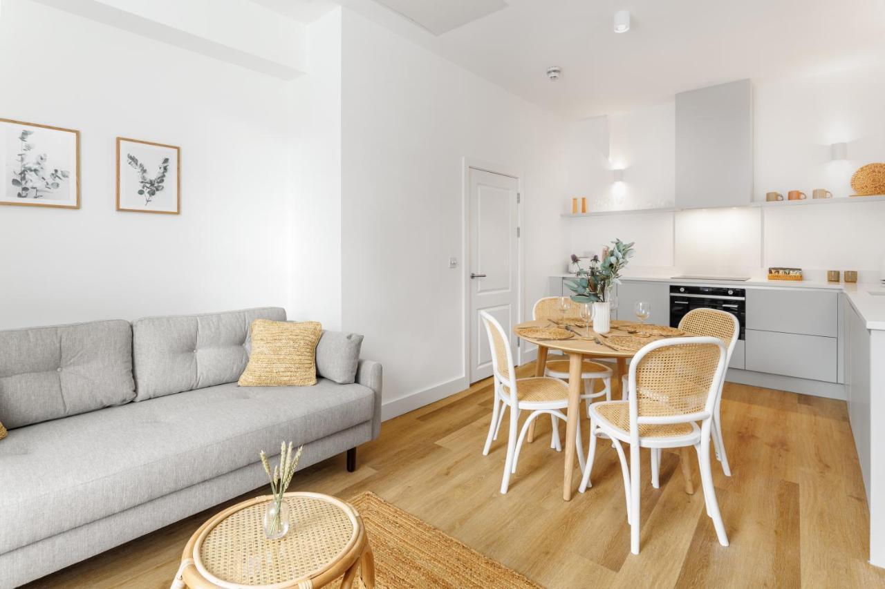 44 Renshaw Apartment *