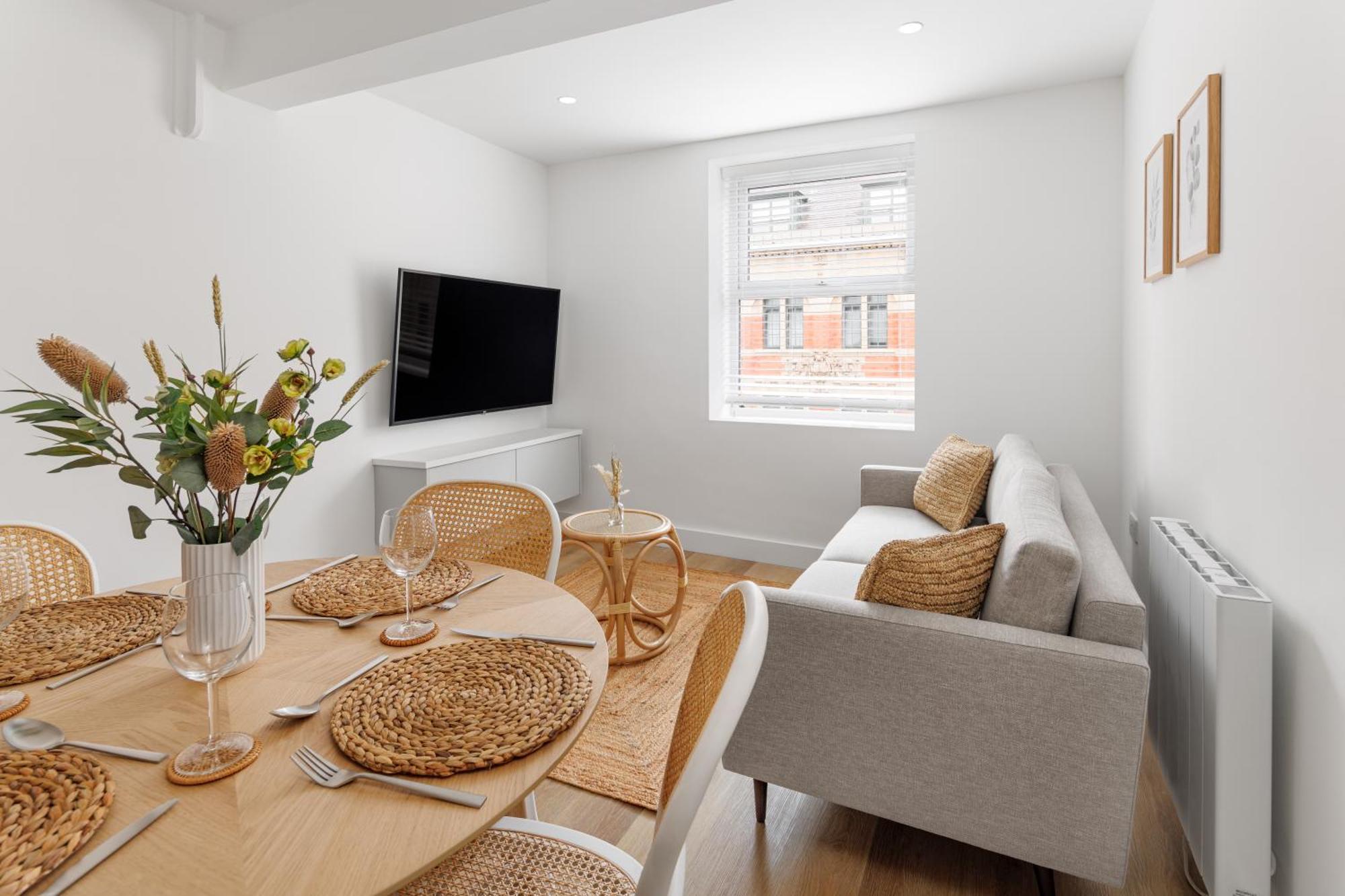 44 Renshaw Apartment *